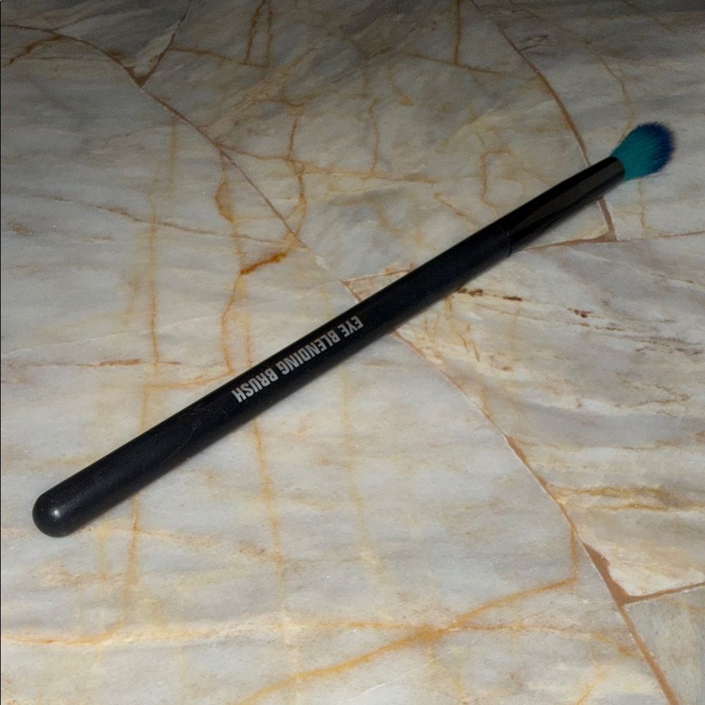Eye Blending Brush - Black Handle with Blue Bristles